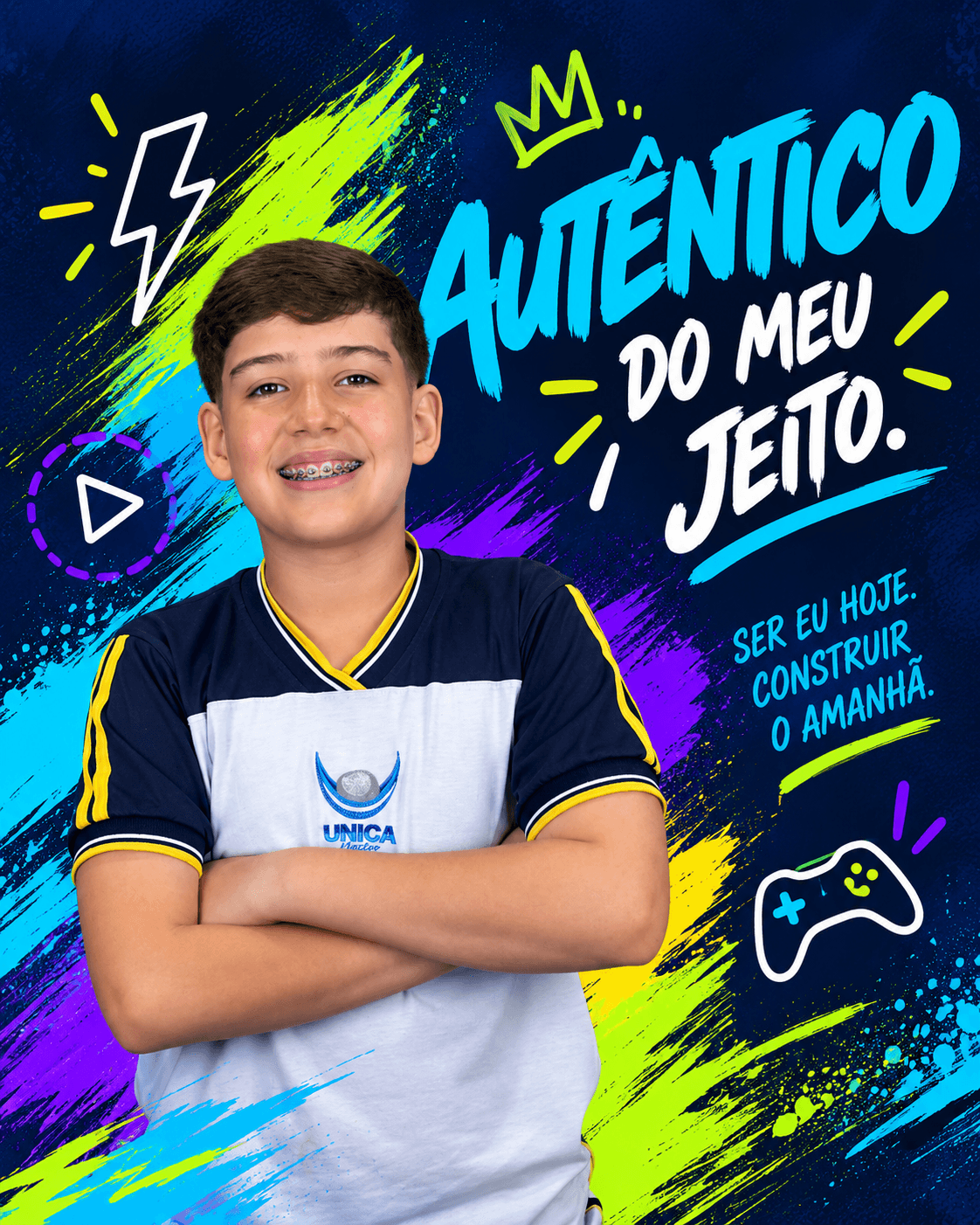 Menino de braços cruzados, sorrindo. Texto: Autêntico do meu jeito. Ser eu hoje. Construir o amanhã.